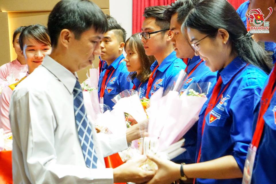 TS. Võ Hoàng Duy – Phó Hiệu trưởng Nhà trường tặng hoa chúc mừng Ban Chấp  hành Đoàn Trường đại học Tôn Đức Thắng Nhiệm kỳ IV (2017 – 2019)