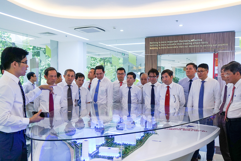 The VRG delegation visiting the master model of Tan Phong campus of TDTU