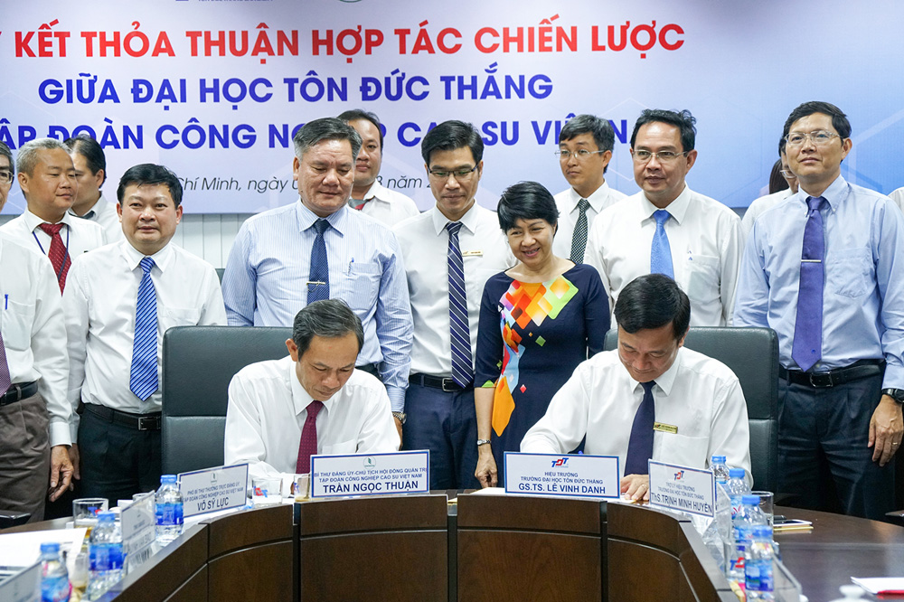 Prof. Le Vinh Danh and Mr. Tran Ngoc Thuan signing the contract