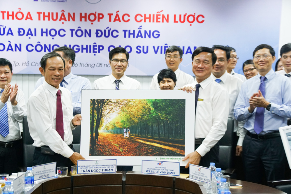 GS. Lê Vinh Danh và ông Trần Ngọc Thuận đại diện hai đơn vị trao quà lưu niệm