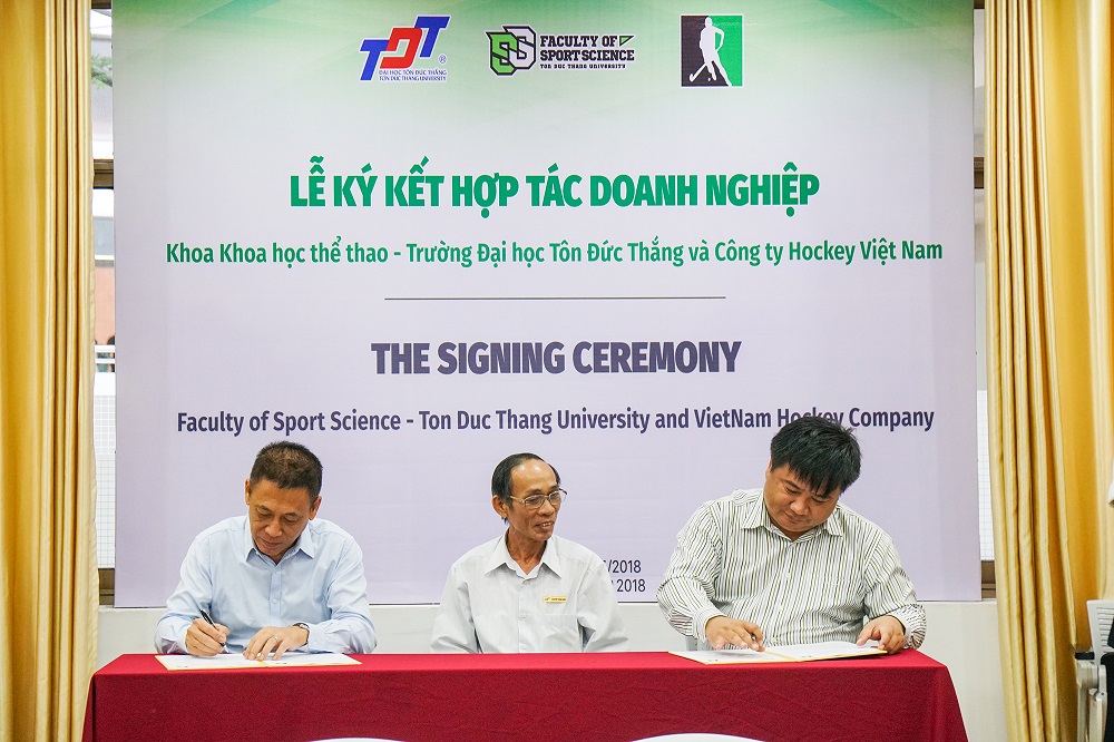 Signing Memorandum of Understanding (MOU) with Vietnam Hockey Company