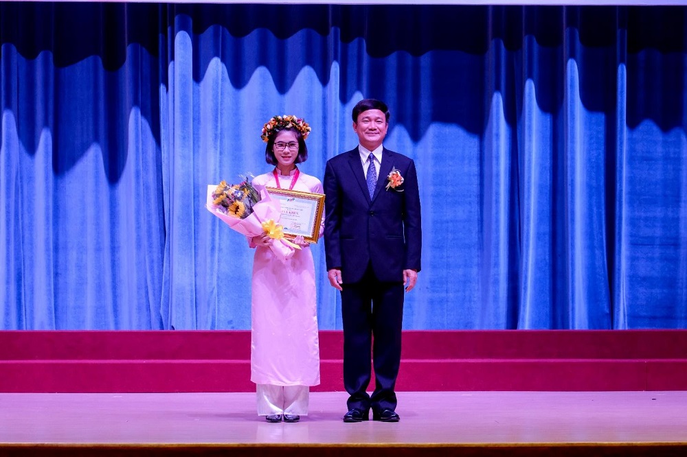 Prof. Le Vinh Danh, President of TDTU, awarded certificate and scholarship to Nguyen Tran Kieu Anh for being the valedictorian of the new intake