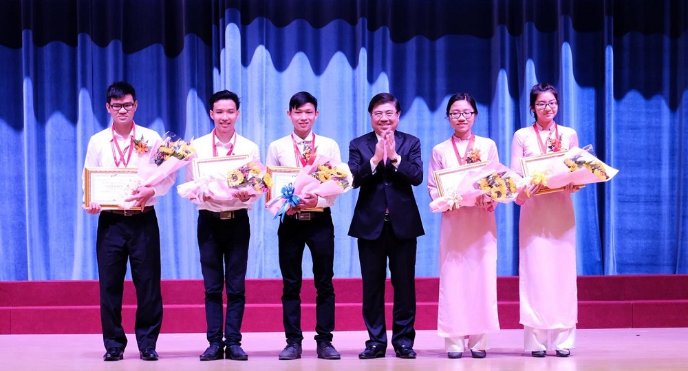 Dr. Nguyen Thanh Phong, Chairman of the HCM City People's Committee, awarded scholarships to students who have obtained outstanding achievements in studying and research.