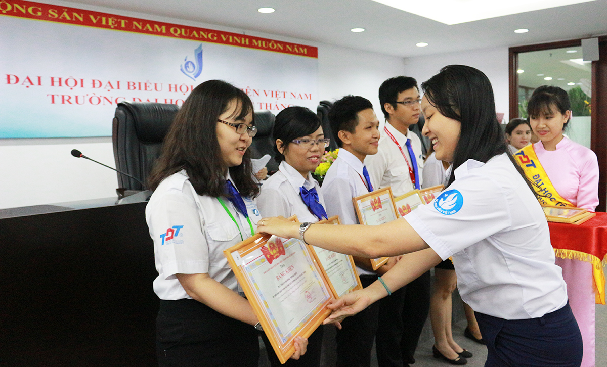 Đồng chí Bùi Việt Hà, Cán bộ Văn phòng Hội Sinh Viên TP.HCM tặng bằng khen cho các tập thể, cá nhân đạt thành tích xuất sắc trong công tác Hội