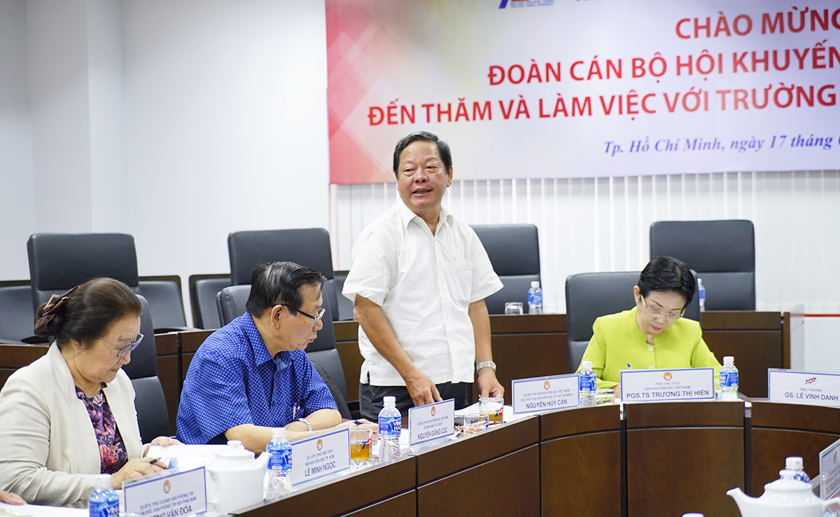 Hội Khuyến học Trường tiếp thu ý kiến từ Ông Nguyễn Huy Cận, Chủ tịch Hội Khyến học TP.HCM