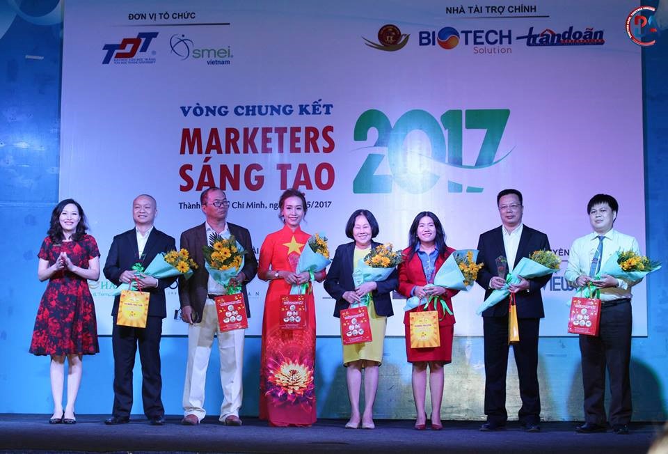TS. Phạm Thị Minh Lý, Trưởng khoa Khoa Quản trị kinh doanh TDTU tặng hoa tri ân đến Ban Giám khảo