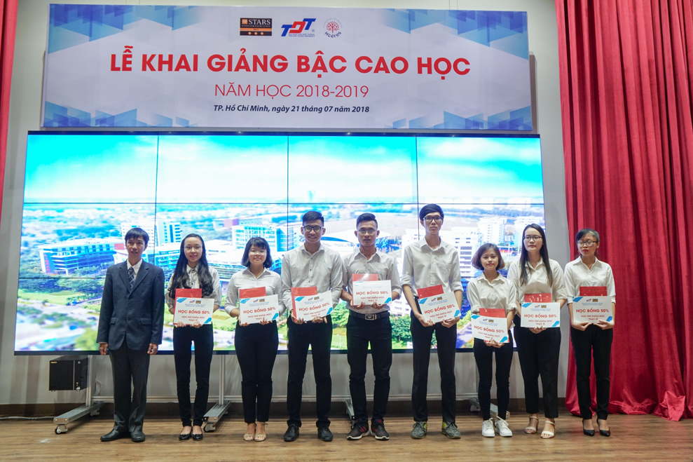 Dr. Vo Hoang Duy awarding scholarships to doctoral students and graduate students achieving good results in postgraduate examination in June, 2018