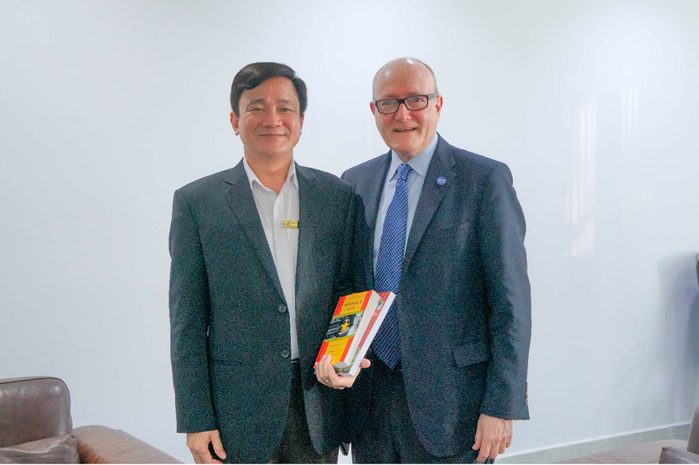 Prof. Larry S. Berman gives his book titled “X6- Perfect Spy” about Pham Xuan An to Prof. Le Vinh Danh, President of TDTU