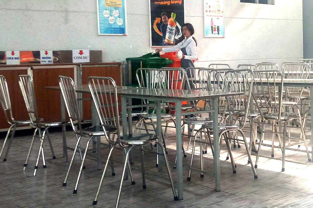 Students strictly follow waste segregation rules in the canteen