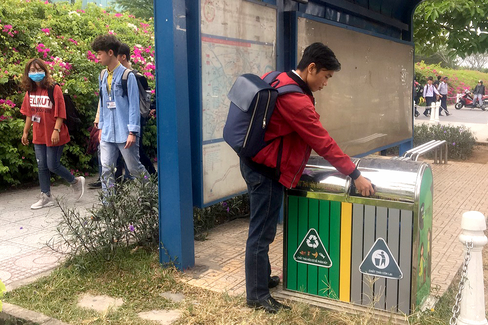 Sinh viên thực hiện phân loại rác tại Trạm xe bus của TDTU