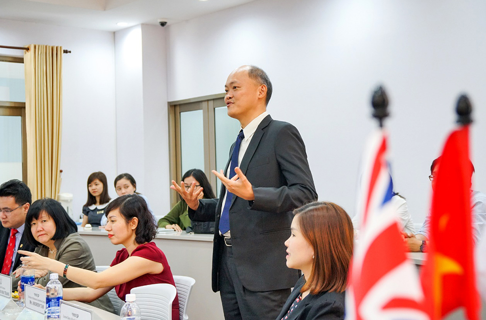 Ông Andrew Tan, Giám đốc Trung tâm sáng kiến thương mại SP  trình bày những lợi ích của chương trình hợp tác