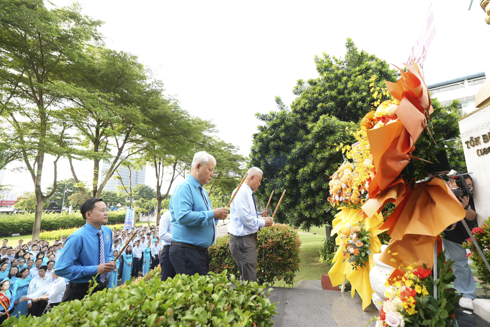 Lãnh đạo Liên đoàn Lao động Thành phố Hồ Chí Minh, Trường Đại học Tôn Đức Thắng và các đại biểu dâng hoa, dâng hương tưởng nhớ Chủ tịch Tôn Đức Thắng.
