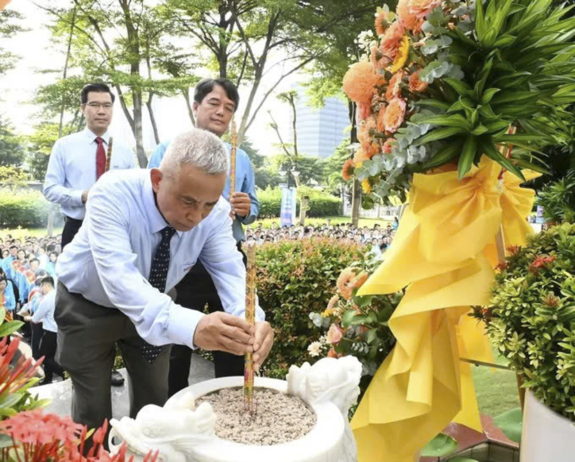 Lãnh đạo Liên đoàn Lao động Thành phố Hồ Chí Minh, Trường Đại học Tôn Đức Thắng và các đại biểu dâng hoa, dâng hương tưởng nhớ Chủ tịch Tôn Đức Thắng.