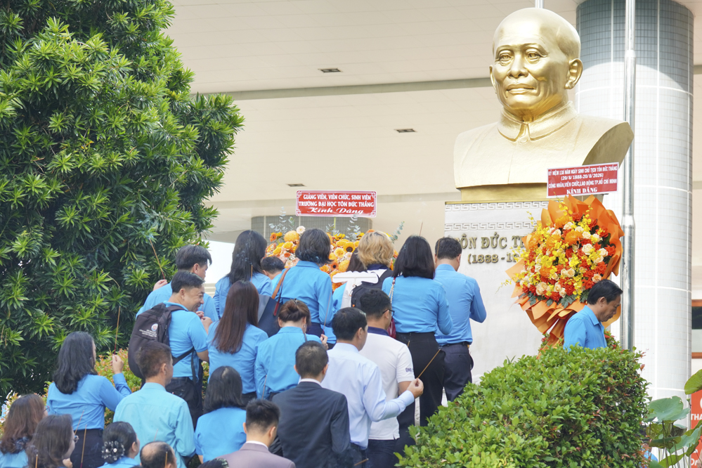Lãnh đạo Liên đoàn Lao động Thành phố Hồ Chí Minh, Trường Đại học Tôn Đức Thắng và các đại biểu dâng hoa, dâng hương tưởng nhớ Chủ tịch Tôn Đức Thắng.
