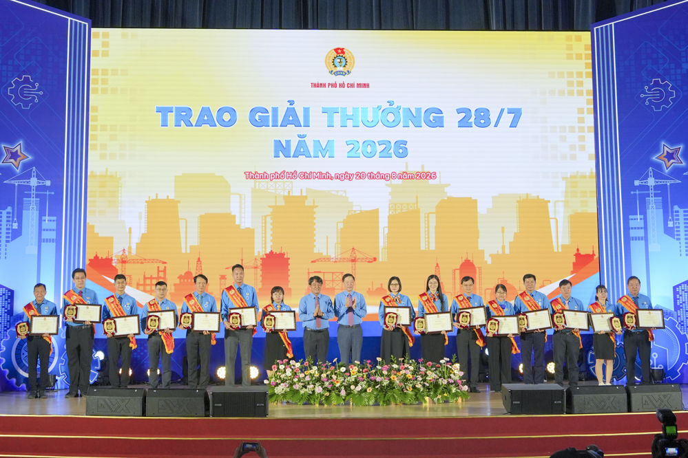 Trao Giải thưởng 28/7 năm 2026 cho các cán bộ Công đoàn cơ sở tiêu biểu.