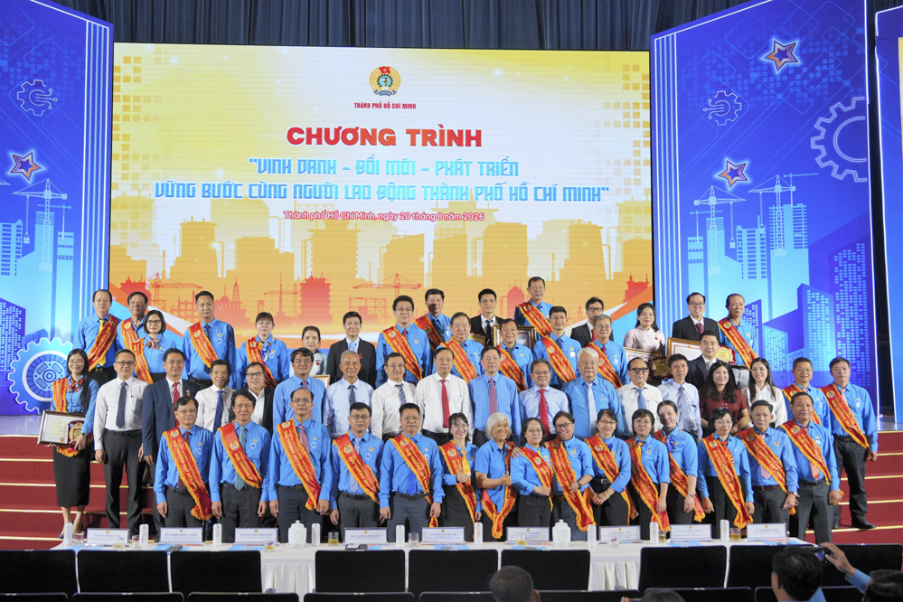 Trao Giải thưởng 28/7 năm 2026 cho các cán bộ Công đoàn cơ sở tiêu biểu.