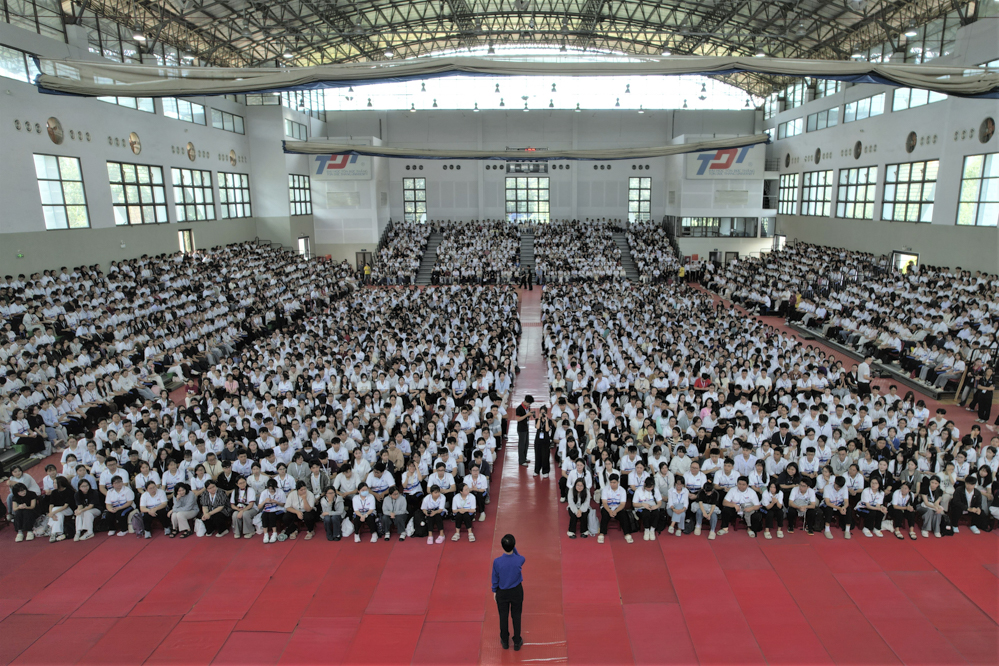 Quang cảnh chương trình “Tự hào Khóa 30” trong khuôn khổ tuần Sinh hoạt công dân – Sinh viên dành cho tân sinh viên mới tuyển sinh.