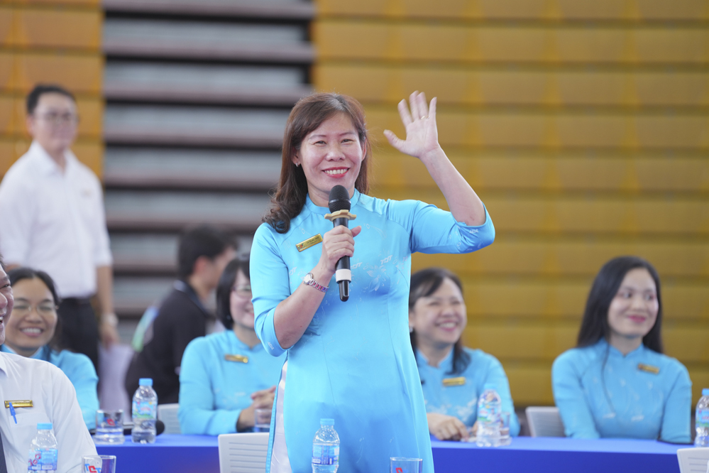 Thầy cô Ban Giám hiệu, lãnh đạo một số Phòng/Ban/đơn vị của trường gặp gỡ và gửi lời chào mừng tân sinh viên.