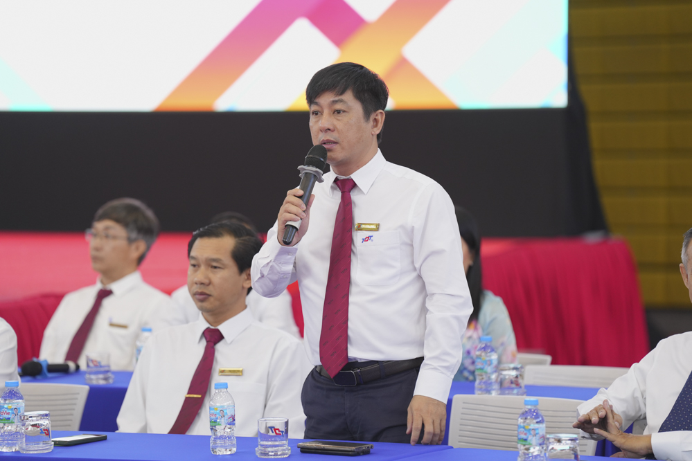 Thầy cô Ban Giám hiệu, lãnh đạo một số Phòng/Ban/đơn vị của trường gặp gỡ và gửi lời chào mừng tân sinh viên.