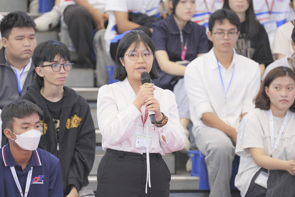 Các bạn tân sinh viên chia sẻ cảm nghĩ khi chính thức bước vào hành trình đại học tại TDTU.