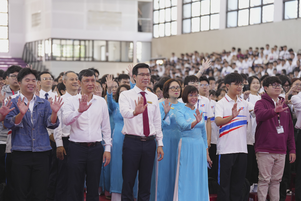 Thầy và trò TDTU cùng hòa nhịp hát vang “Hành khúc Đại học Tôn Đức Thắng”, thể hiện quyết tâm cho một chặng đường mới cùng dấu mốc 30 năm thành lập Trường.