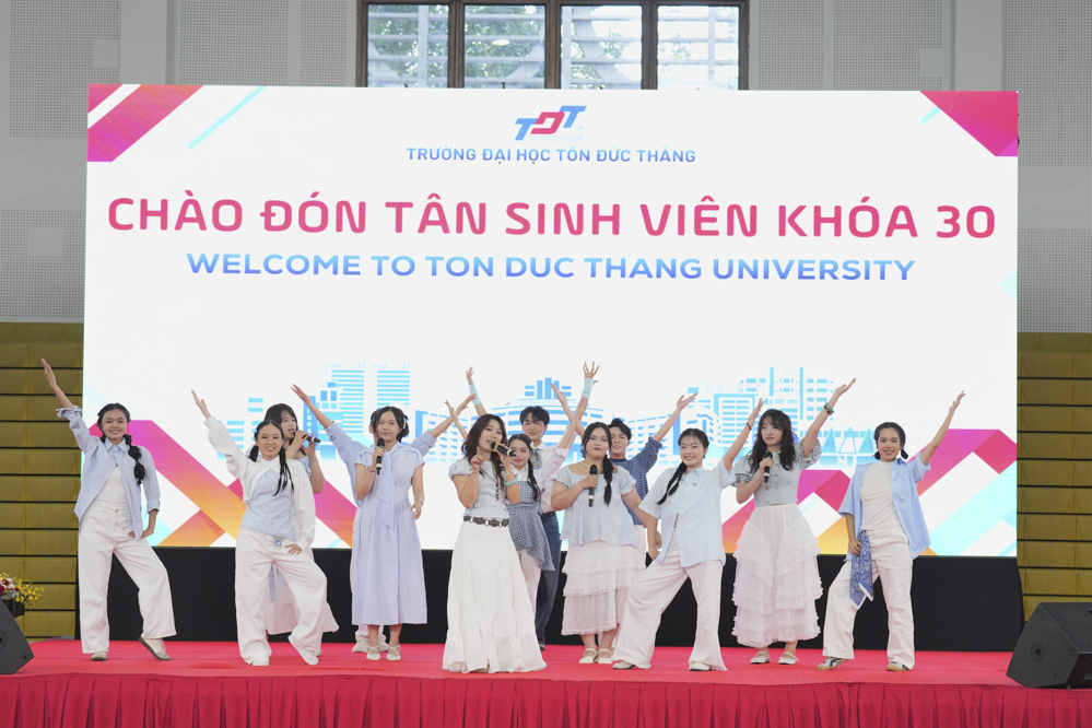 Tất cả cùng hào hứng với tiết mục văn nghệ chào đón tân sinh viên.