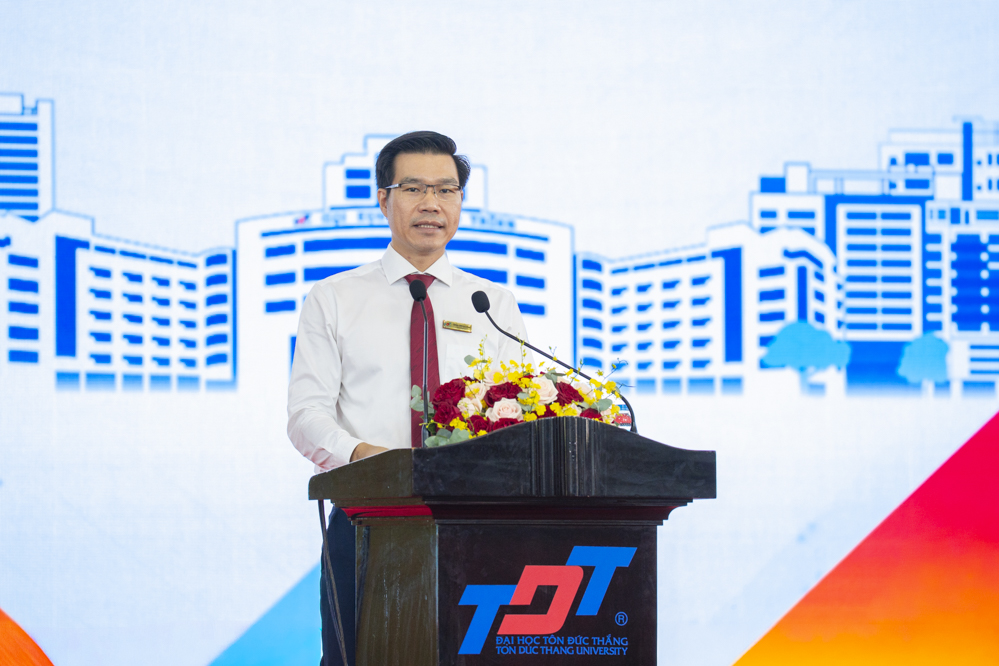 PGS.TS. Trần Trọng Đạo – Hiệu trưởng Nhà trường phát biểu chào mừng tân sinh viên K30.