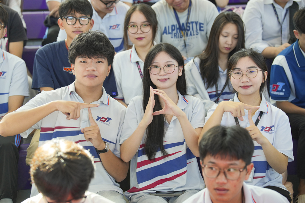 Các bạn sinh viên phấn khởi, hào hứng trở lại Trường, chuẩn bị chào đón năm học mới.