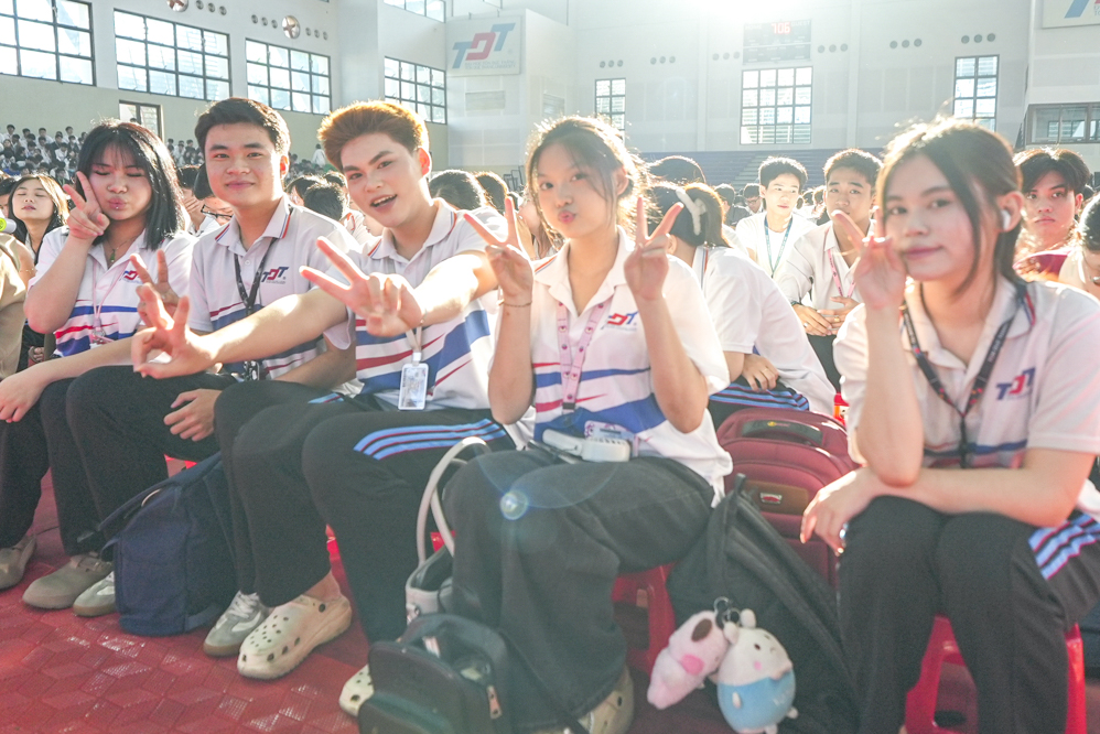 Các bạn sinh viên phấn khởi, hào hứng trở lại Trường, chuẩn bị chào đón năm học mới.