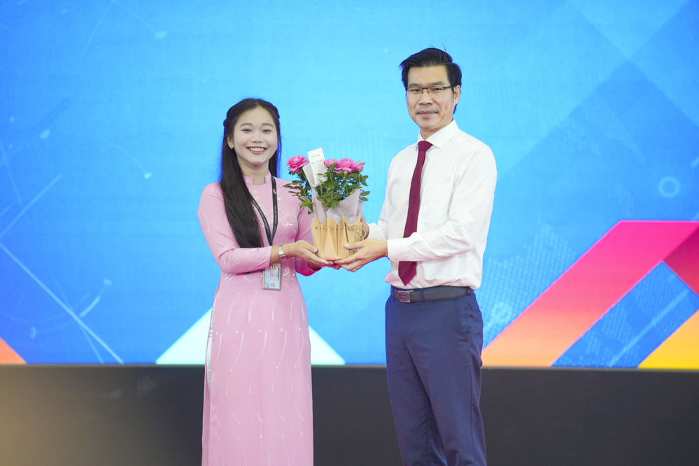 Đại diện sinh viên phát biểu và tặng hoa Ban Giám hiệu.