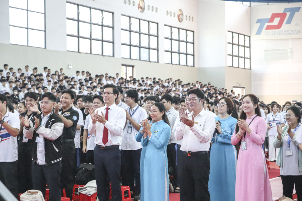 Các thầy cô Ban Giám hiệu, lãnh đạo các đơn vị cùng hòa nhịp Hành khúc Đại học Tôn Đức Thắng  và chụp ảnh lưu niệm với sinh viên.