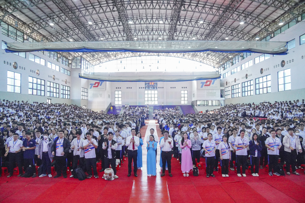 Các thầy cô Ban Giám hiệu, lãnh đạo các đơn vị cùng hòa nhịp Hành khúc Đại học Tôn Đức Thắng  và chụp ảnh lưu niệm với sinh viên.