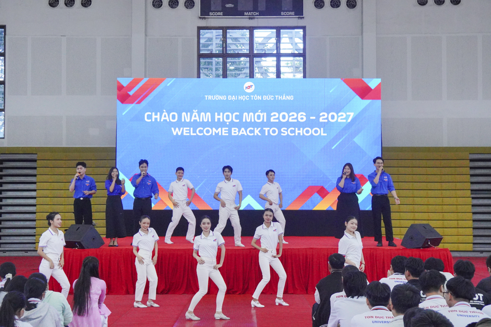 Các bạn sinh viên phấn khởi, hào hứng trở lại Trường, chuẩn bị chào đón năm học mới.
