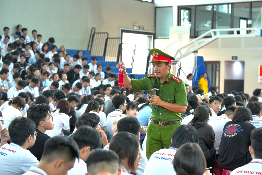 Báo cáo viên phân biệt các loại ma túy, chất gây nghiện và cảnh báo tác hại của chúng đối với sinh viên.