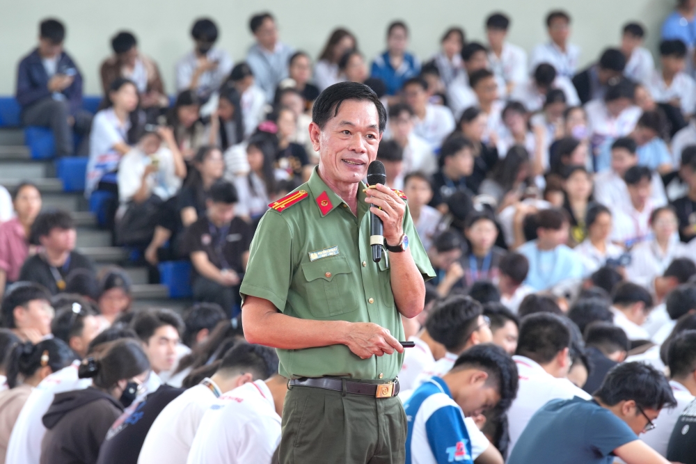 Đại diện Công an TP. HCM trình bày chuyên đề tại Tuần sinh hoạt công dân - sinh viên.