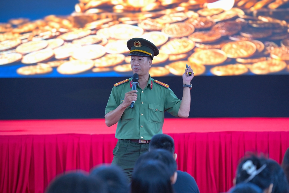 Đại diện Công an TP. HCM trình bày chuyên đề tại Tuần sinh hoạt công dân - sinh viên.