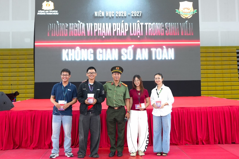 Báo cáo viên chia sẻ các tình huống thực tế và phương thức, thủ đoạn của các loại tội phạm hiện nay thông qua tương tác trực tiếp với sinh viên.
