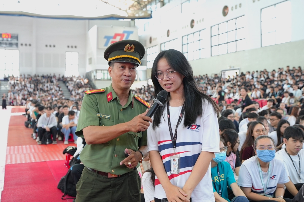 Sinh viên TDTU trao đổi, hỏi đáp tại Chuyên đề.