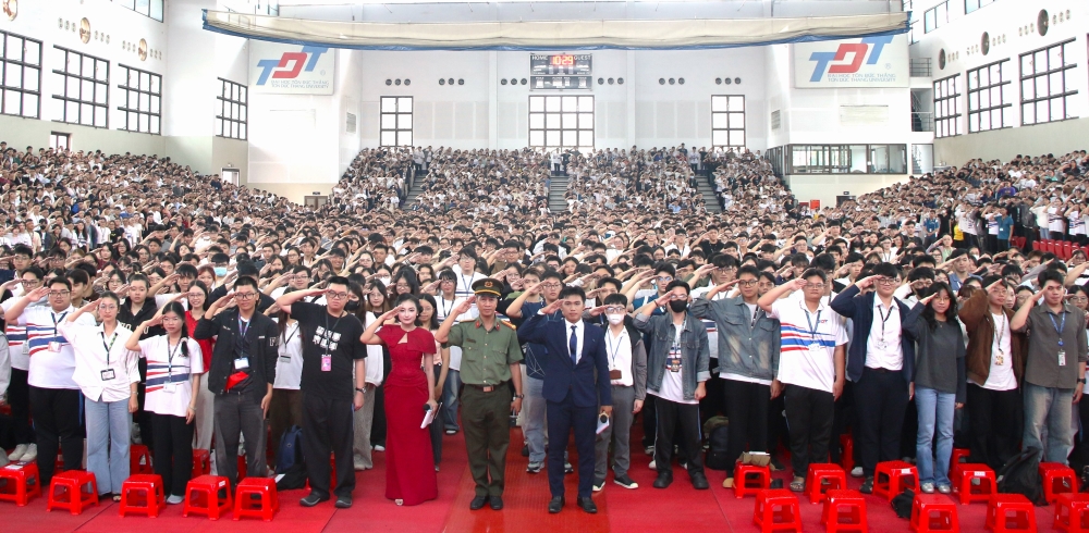 Báo cáo viên chụp ảnh lưu niệm cùng sinh viên TDTU.