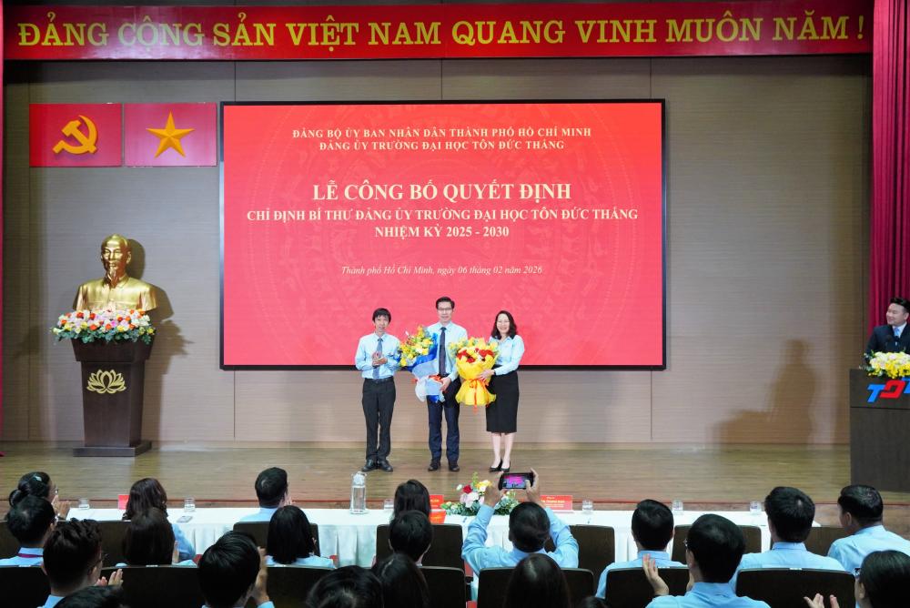 Le_cong_bo_quyet_dinh_Bi_thu_Dang_uy