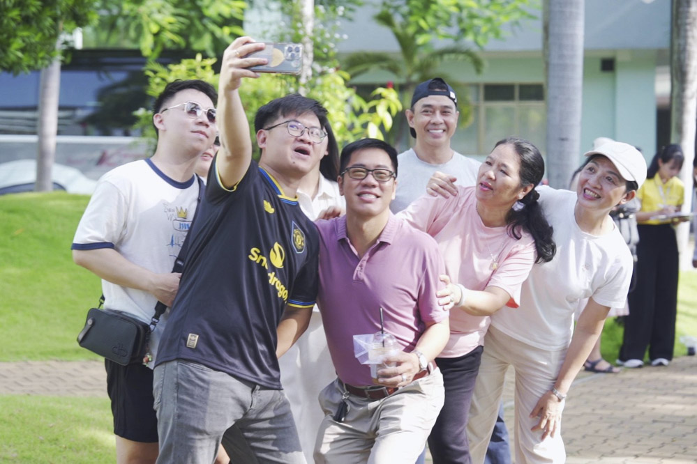 GVVC - NLĐ TDTU háo hức, phấn khởi trước giờ khởi hành.