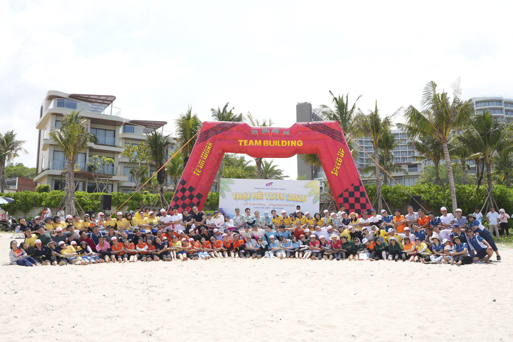 Các trò chơi vận động, team building sôi động trên bãi biển giúp đại gia đình TDTU càng thêm gắn kết.