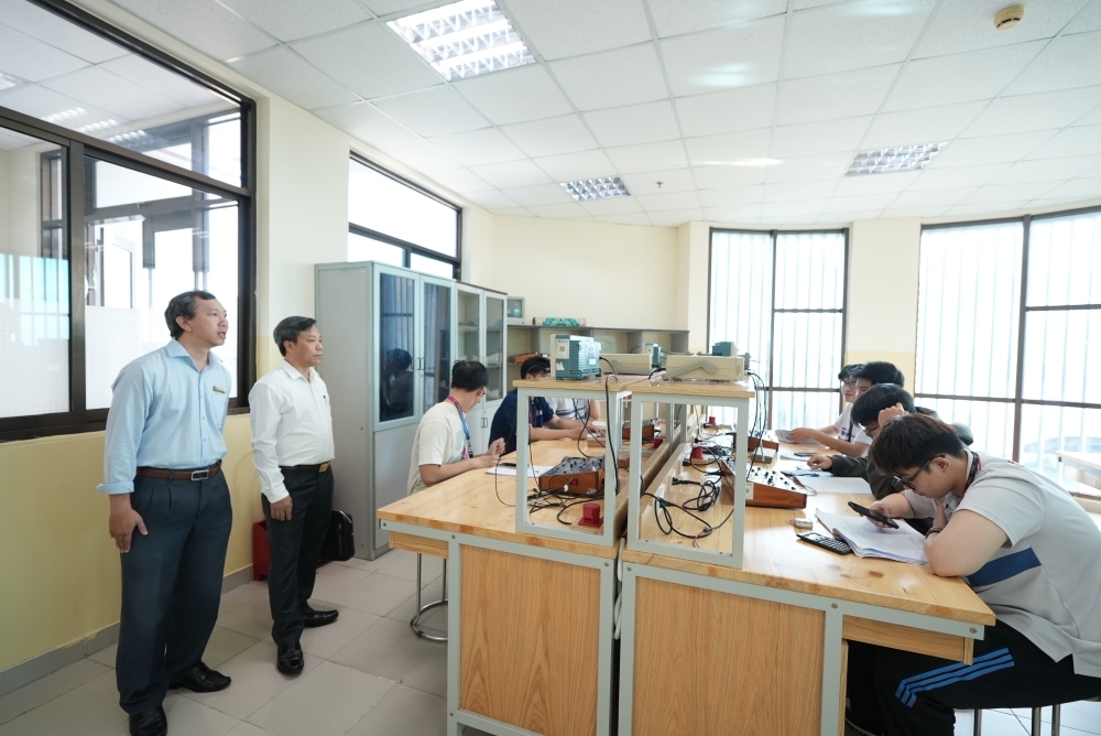 14.10_Tiep_Truong_DH_CNKT_Vinh
